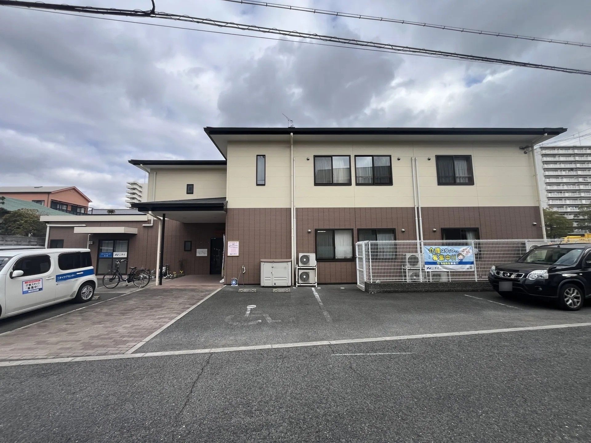 駐車場のある建物外観