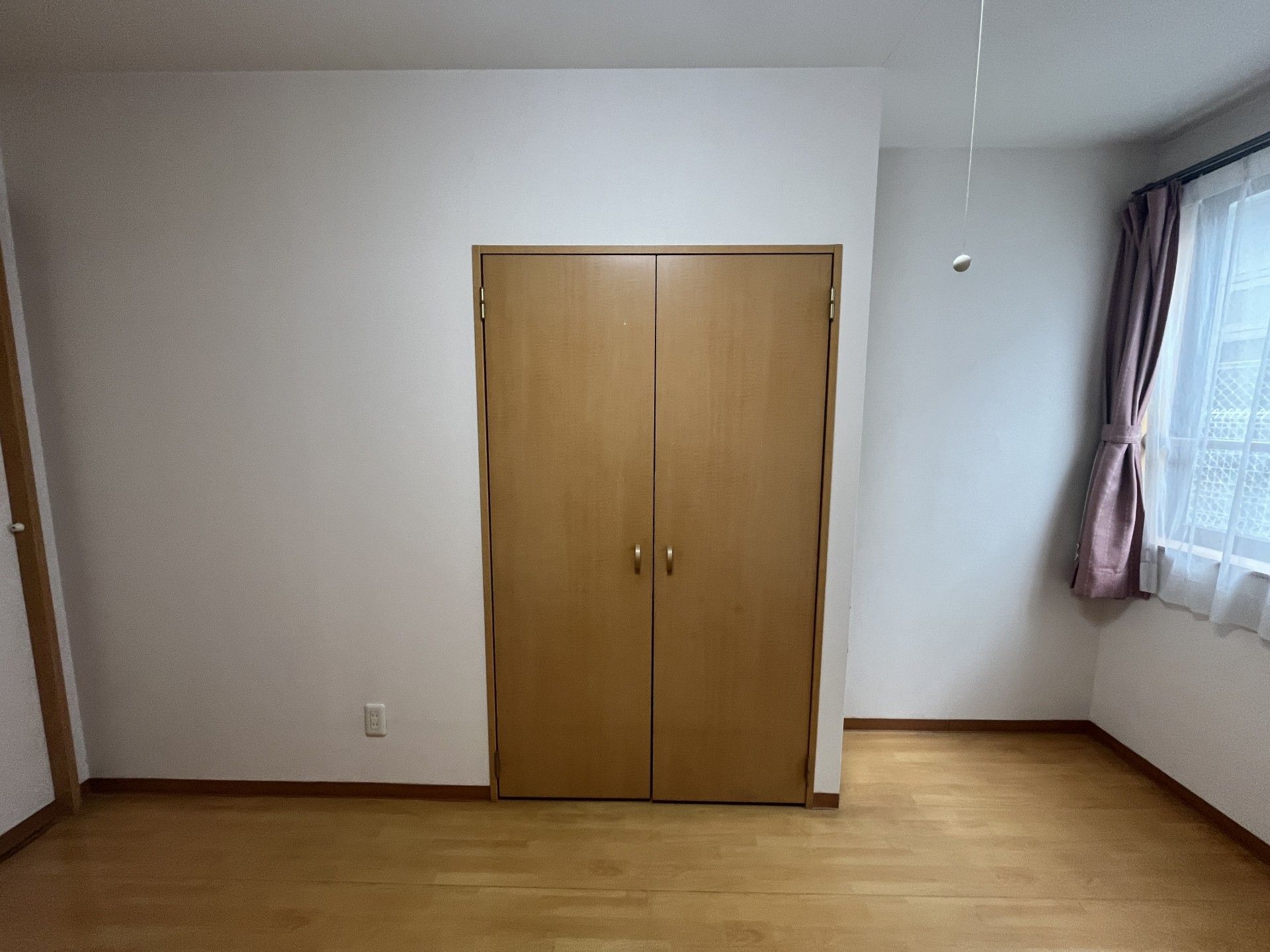 収納付きの明るい部屋