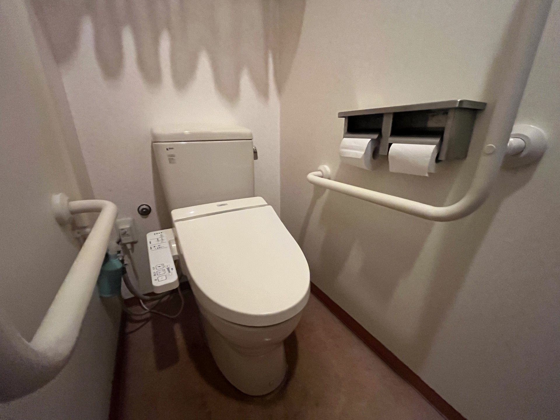 手すり付きのトイレ