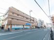 通り沿いの建物外観