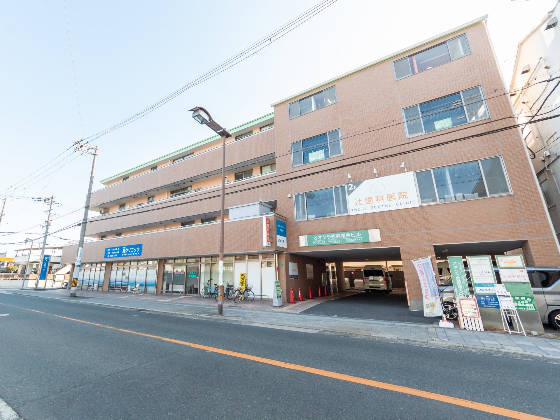 通りに面した建物外観
