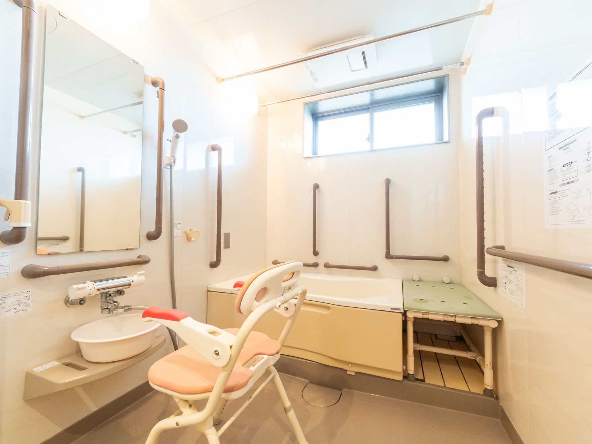 手すり付きの浴室