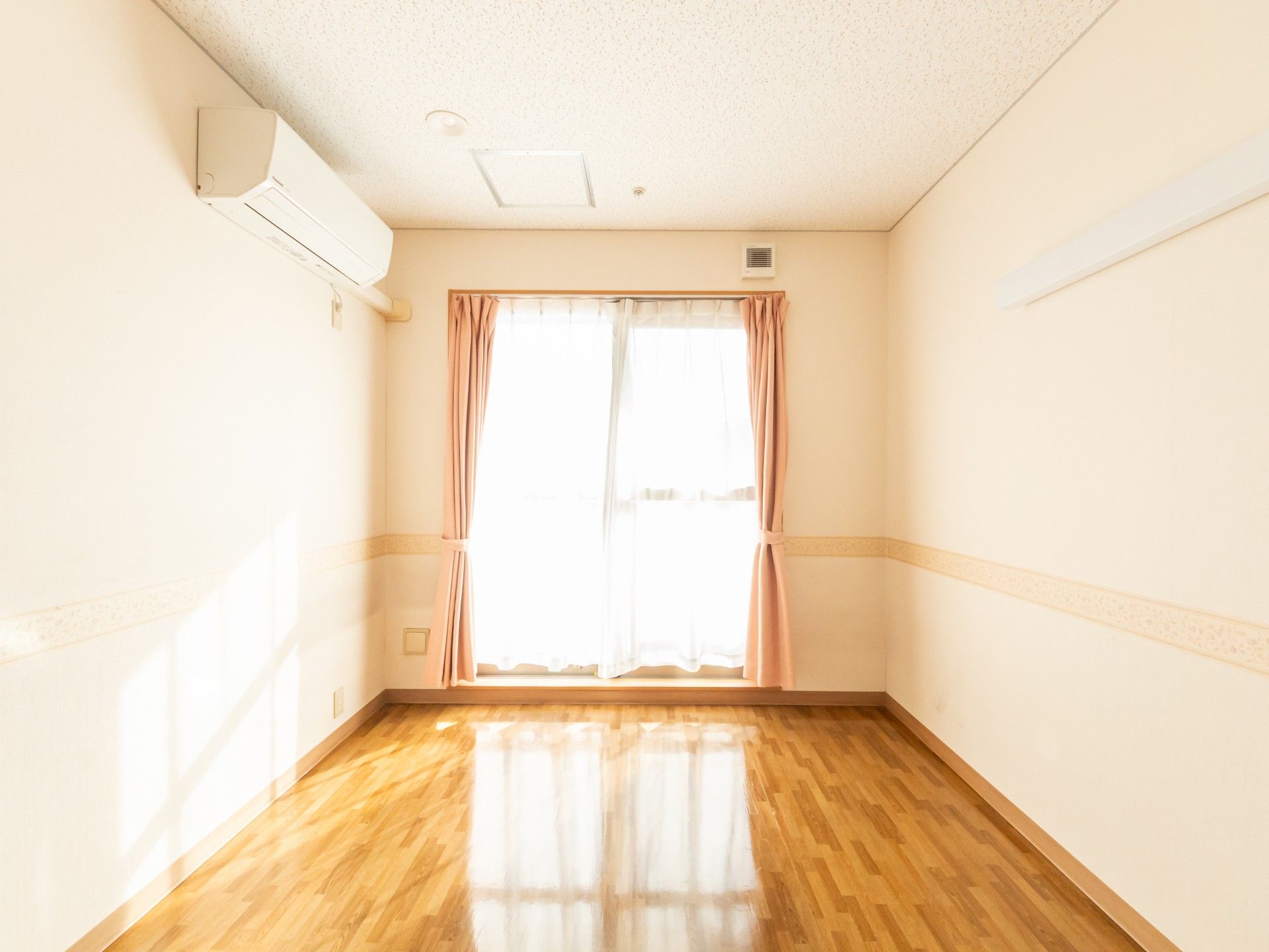 日差しが差し込む部屋