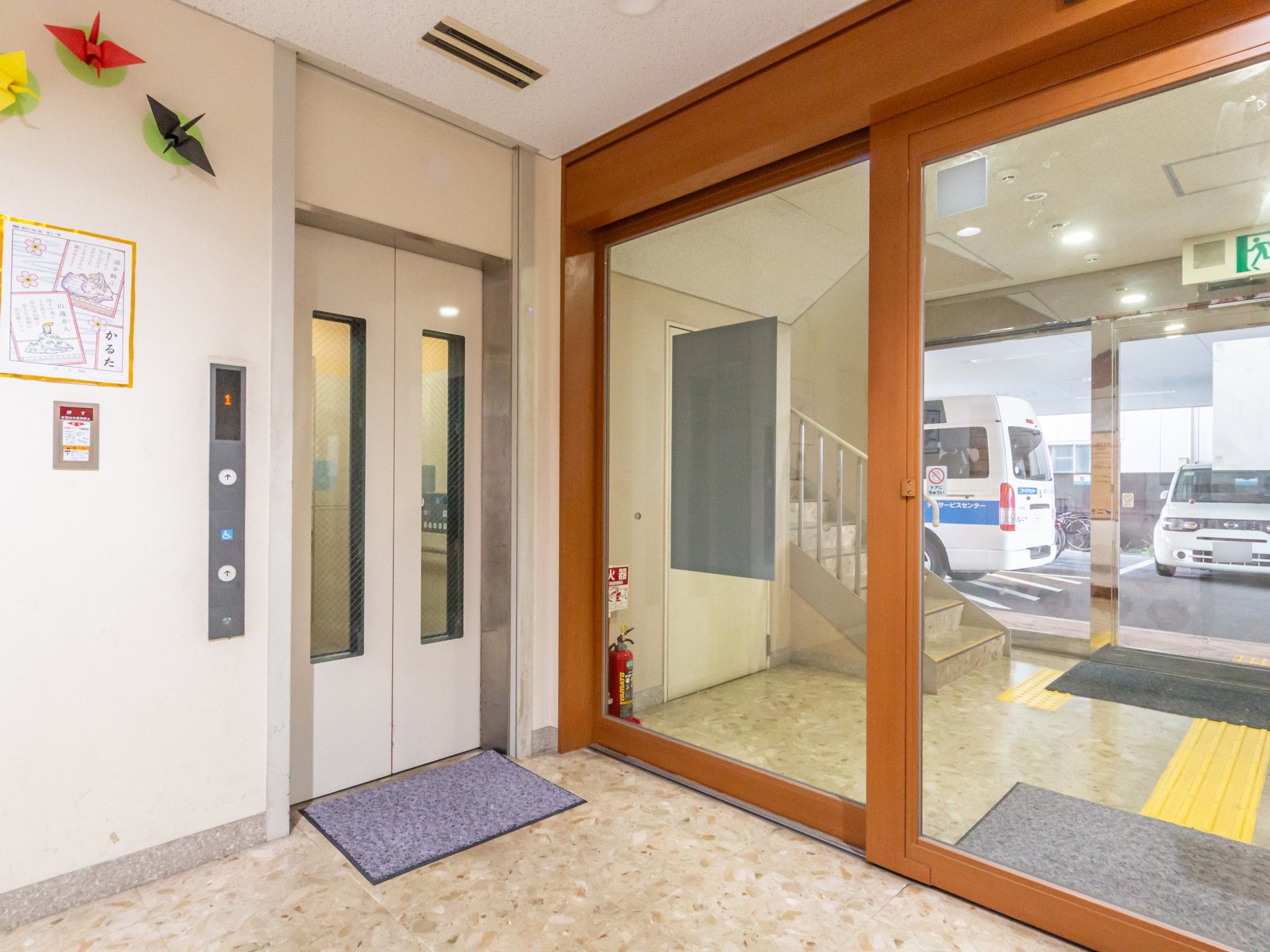 エレベーターと出入口