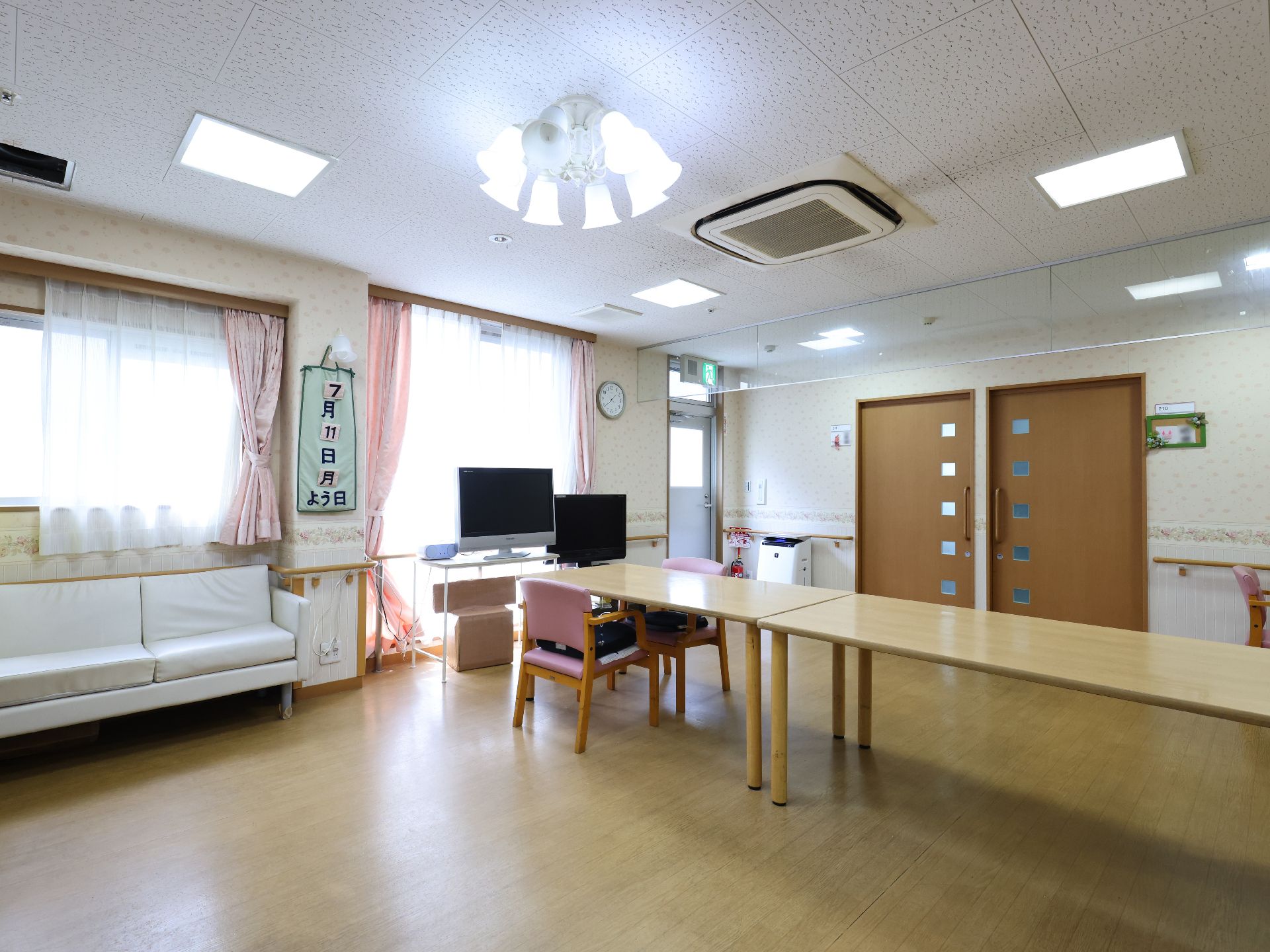 家具の配置にゆとりをもたせた共有スペース