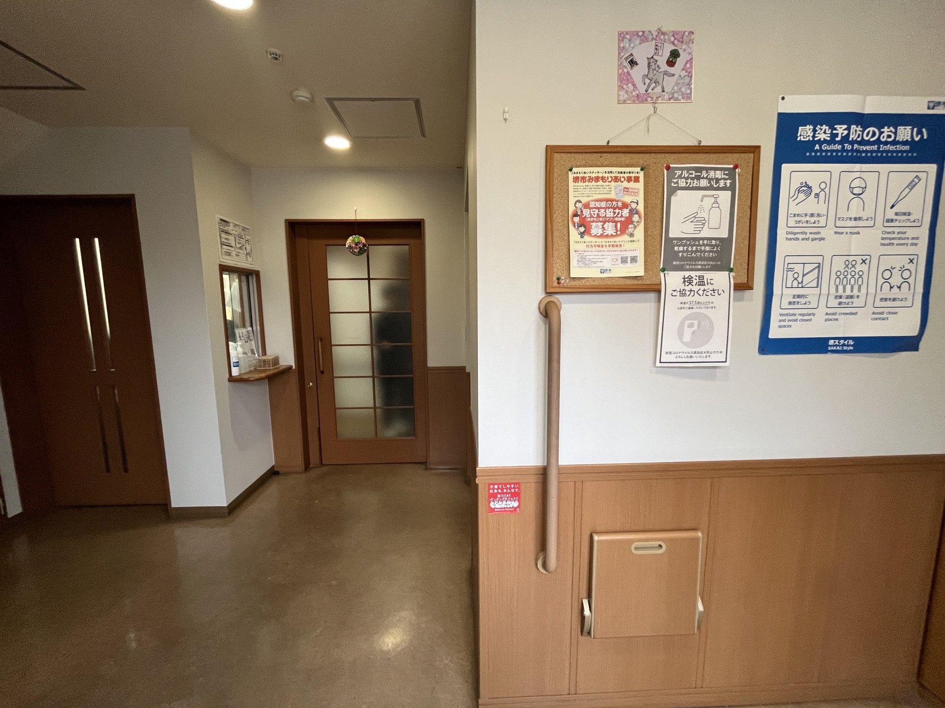 廊下の掲示板と扉