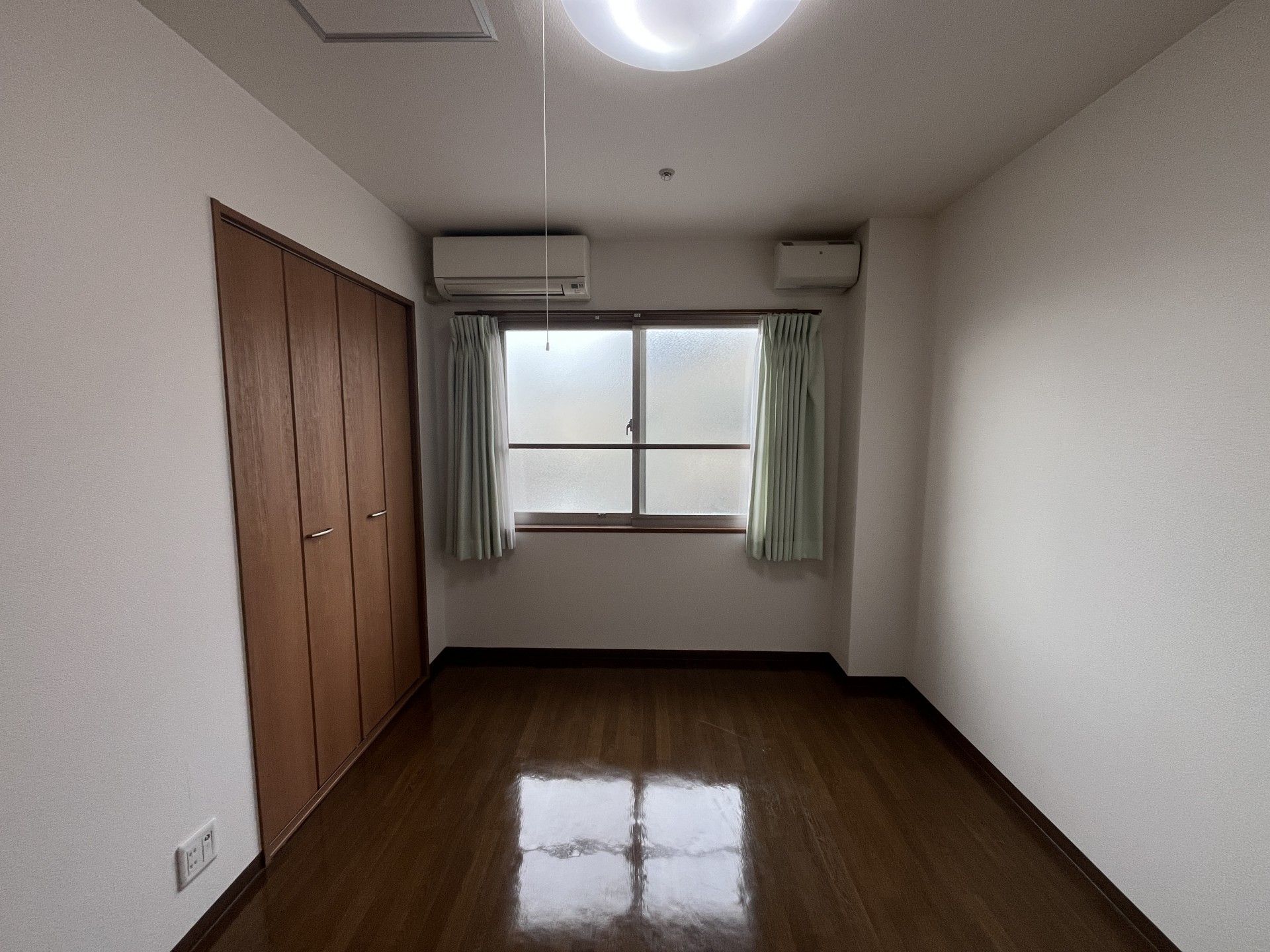 窓とクローゼットのある部屋