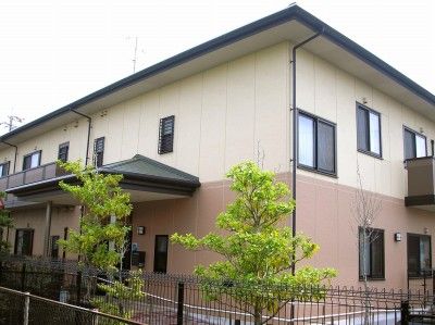ゆったりとした外観の建物