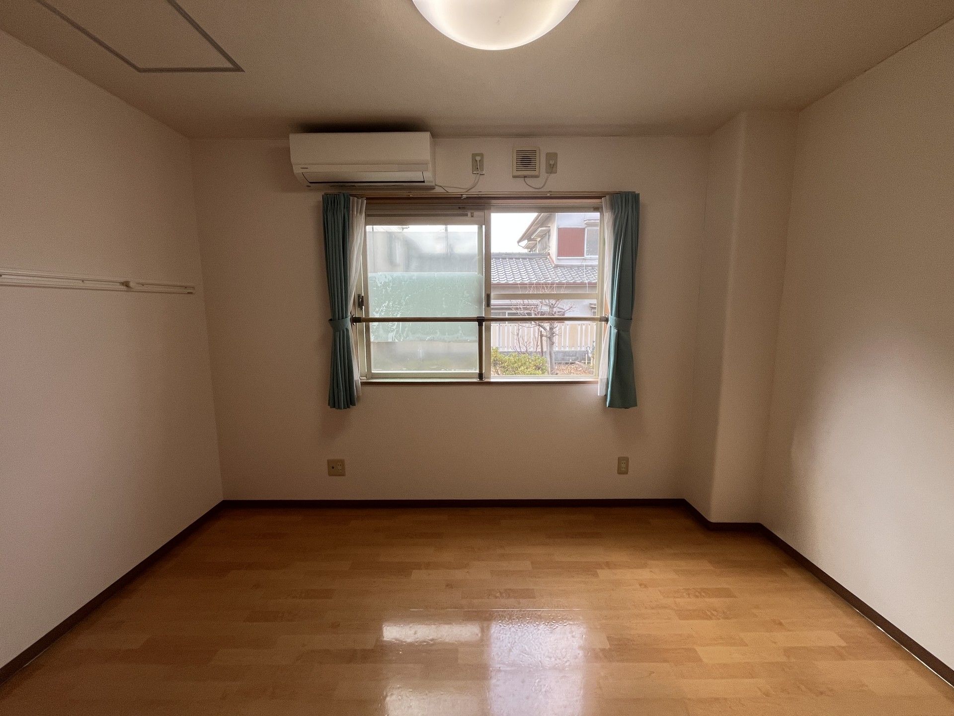 窓のある明るい部屋