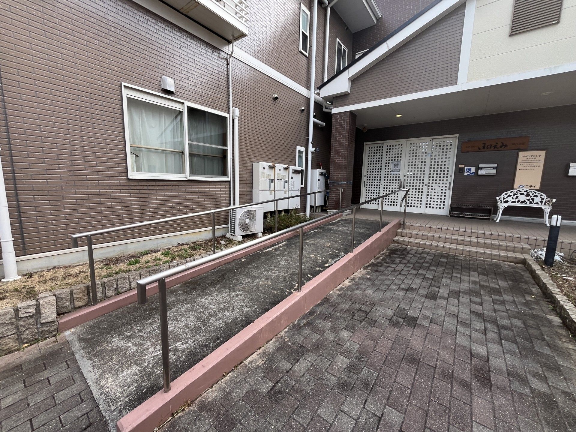 手すり付きのスロープ