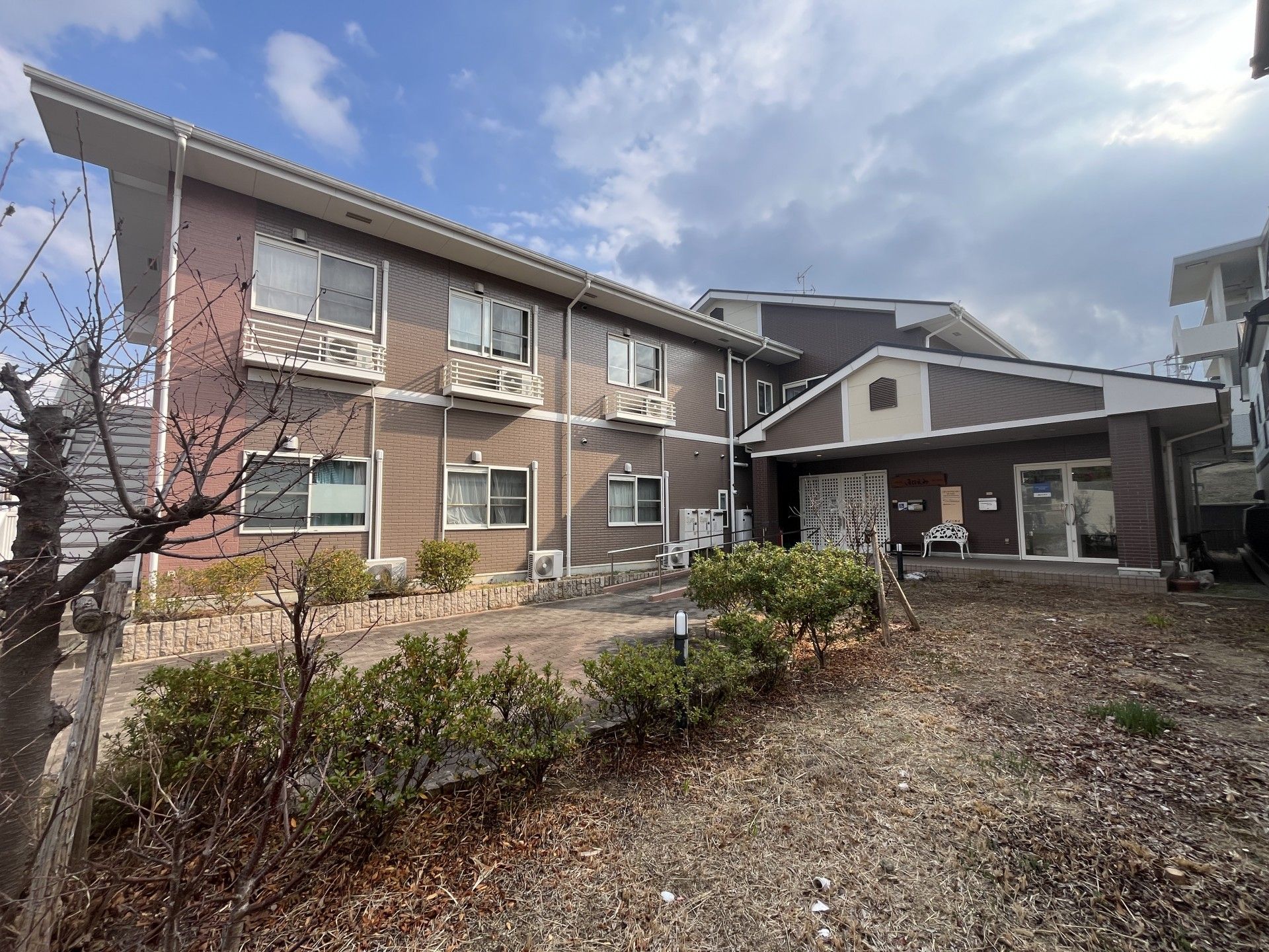 落ち着いた外観の建物