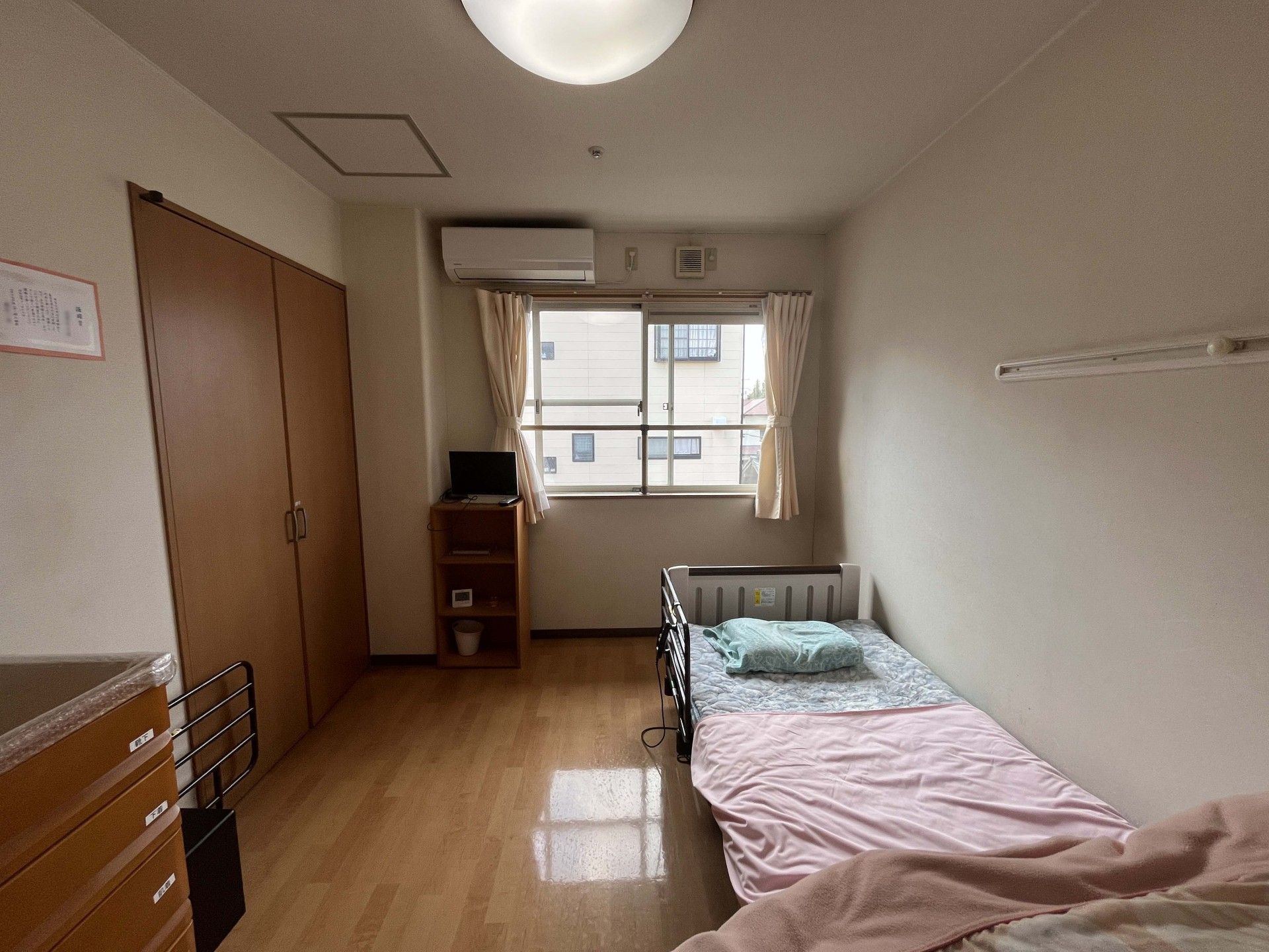 シンプルな個室の様子