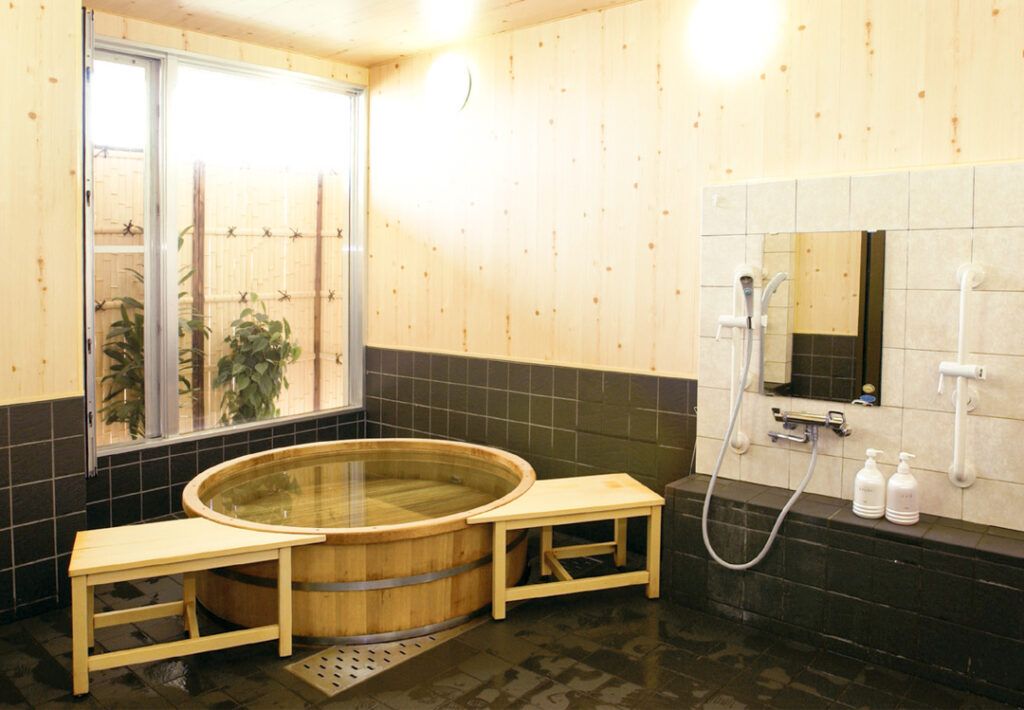 木製の浴槽と洗い場