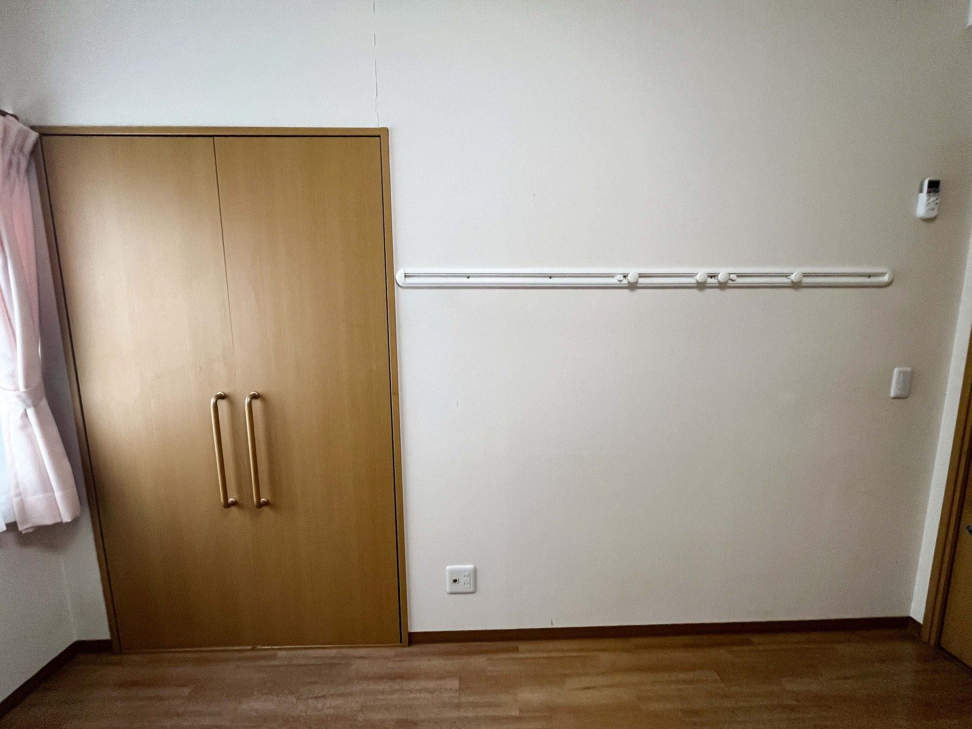 収納と手すりのある部屋