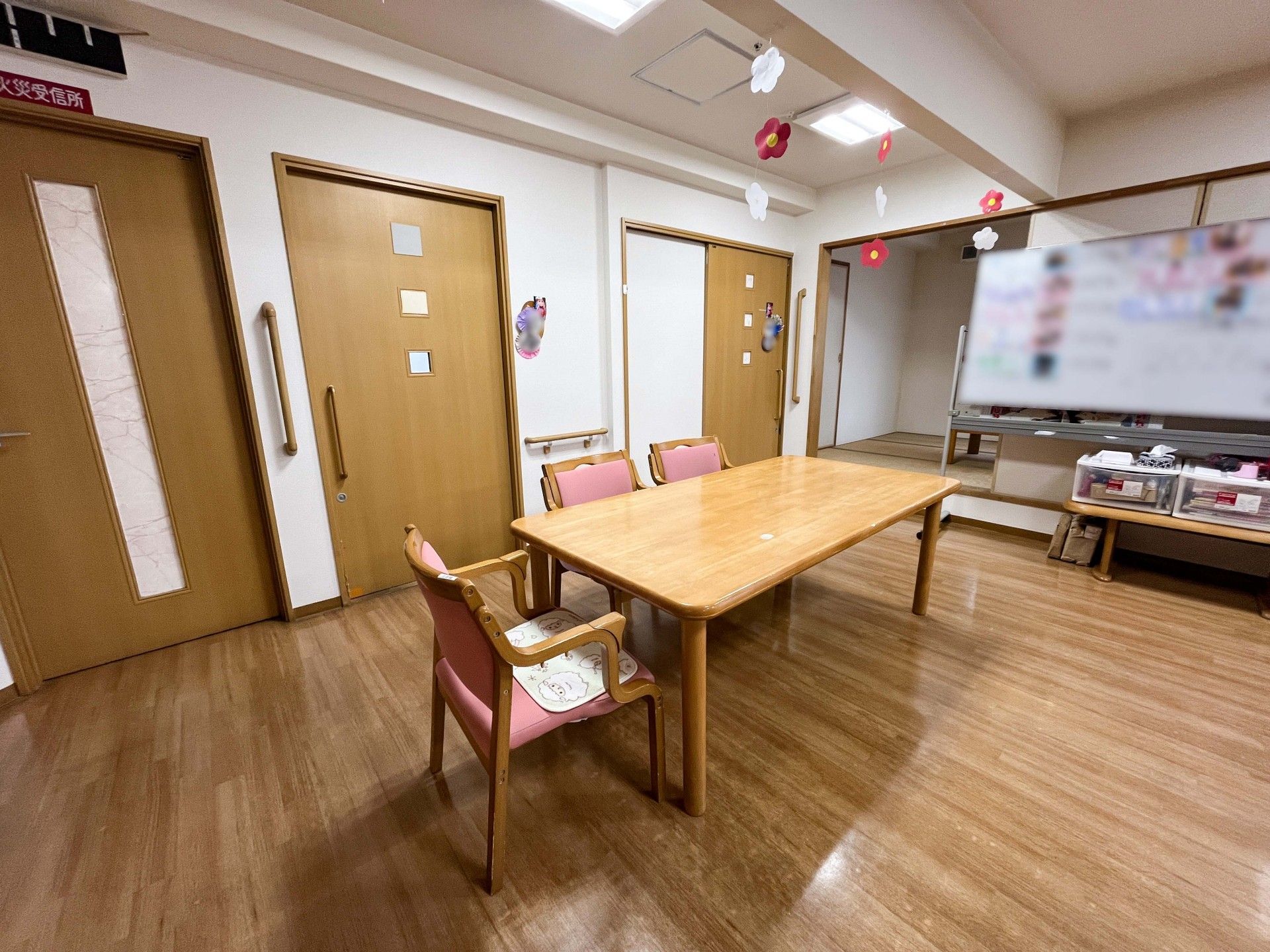 木製テーブルと椅子の部屋