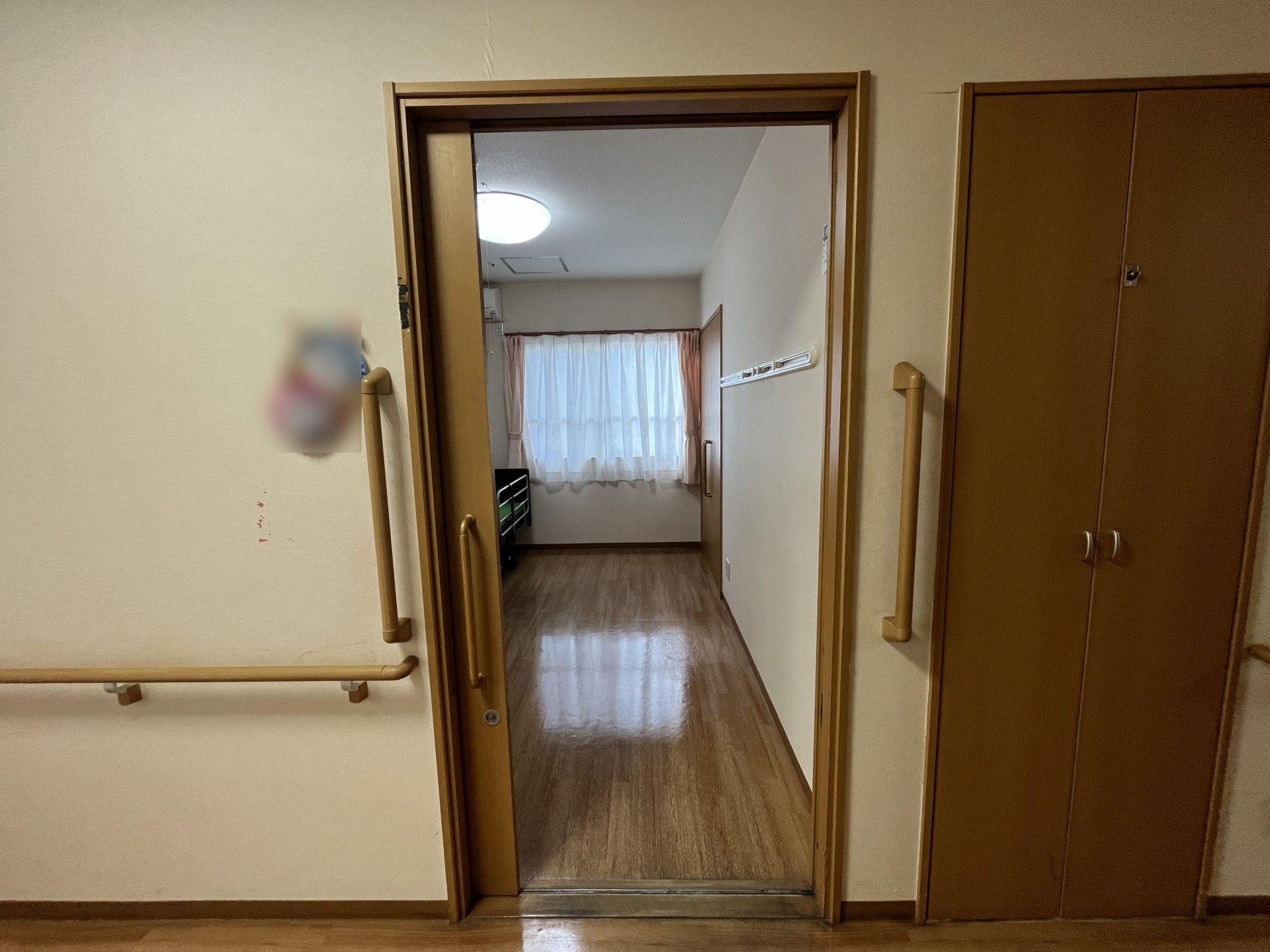 明るい個室の入口