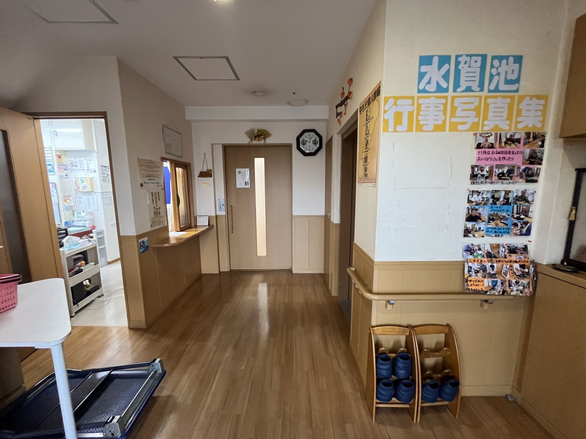 廊下と掲示板の様子