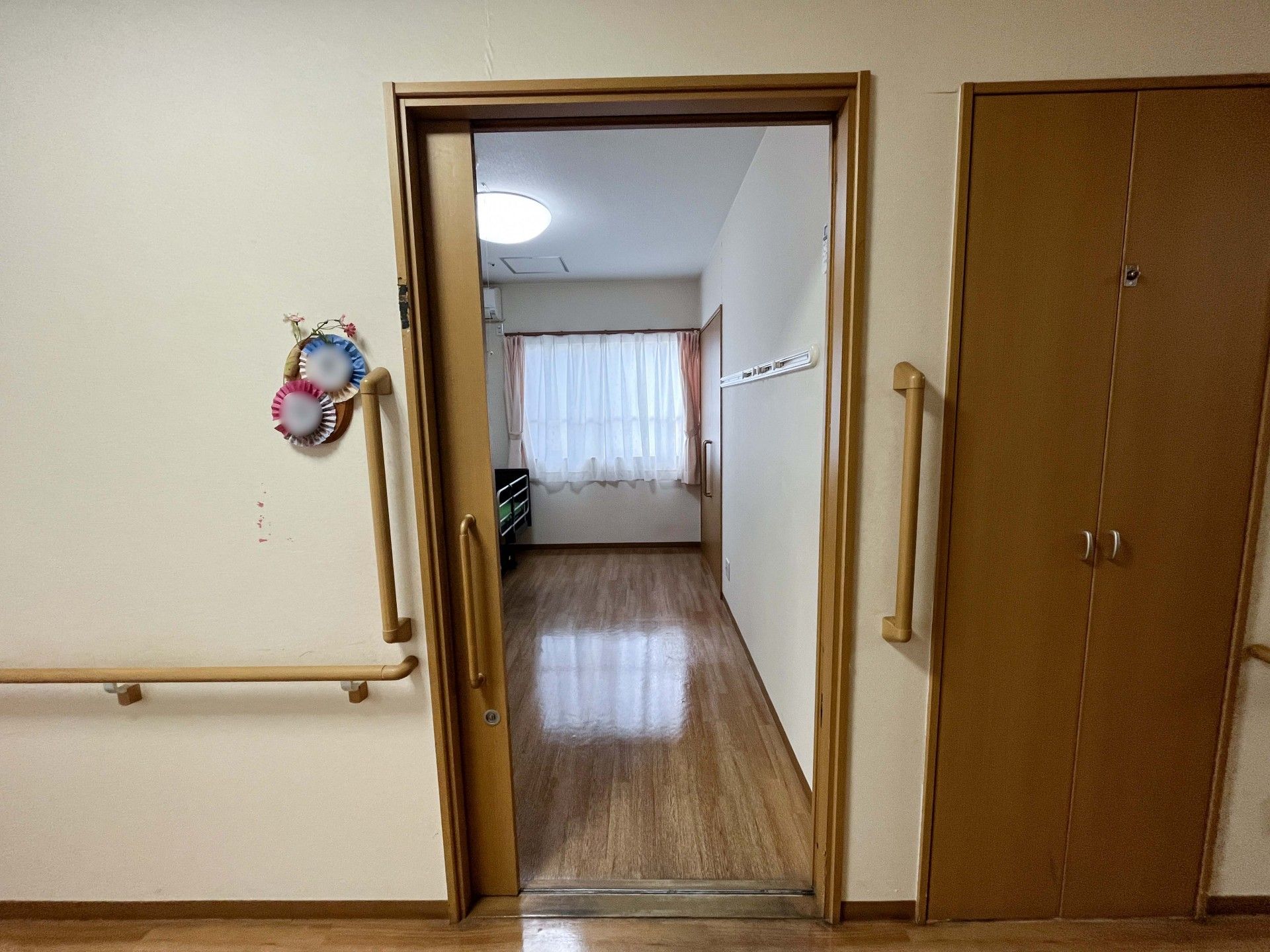 明るい部屋の入口