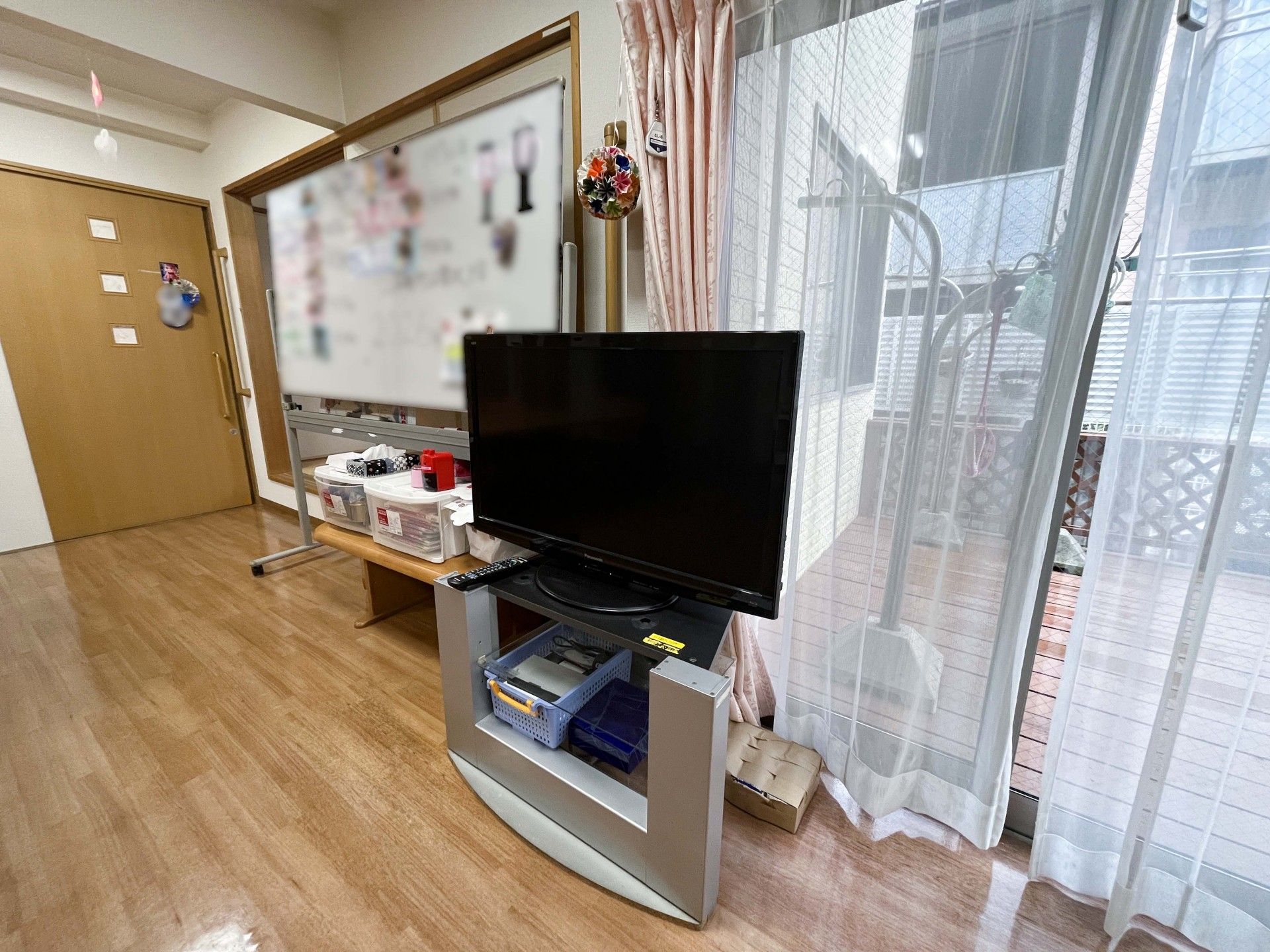 テレビと窓のある部屋