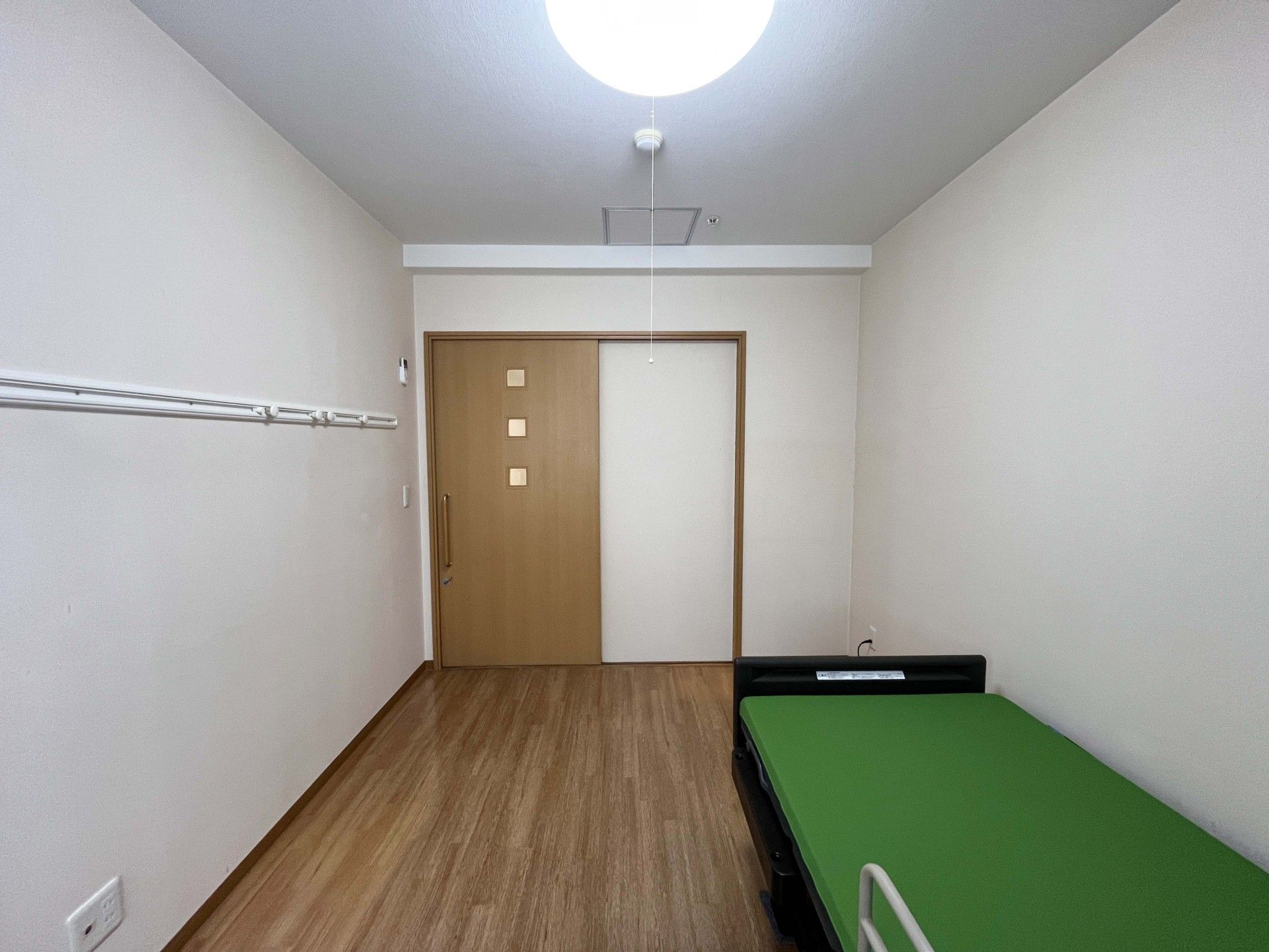 シンプルな個室の様子