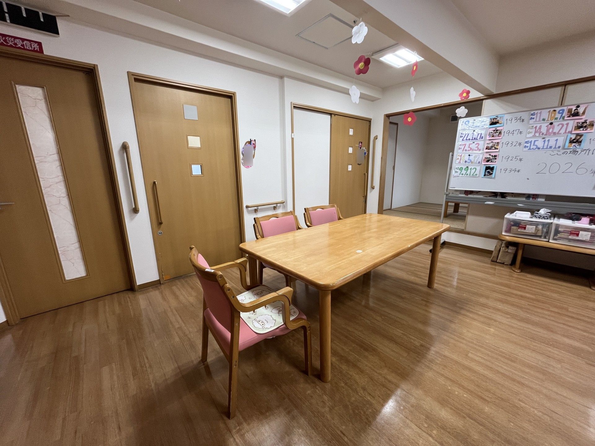 木製テーブルと椅子の部屋