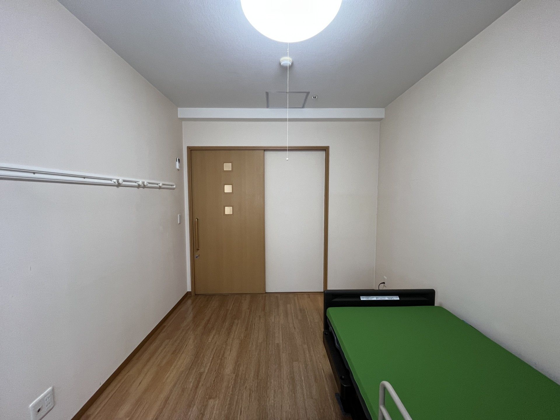 シンプルな個室の一角