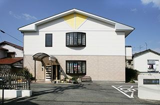 白い外壁の建物