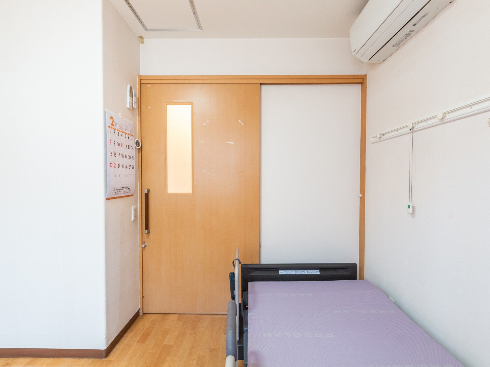 晴れた天気のもと、ご高齢な男女4名が食事をしながら親しげに会話をしている。
