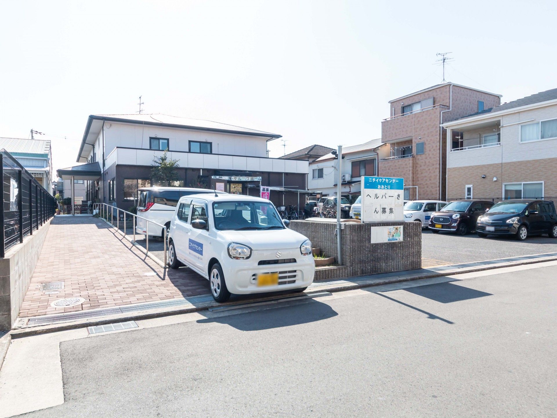駐車場と建物の外観