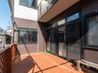 日差しが差し込むウッドデッキ