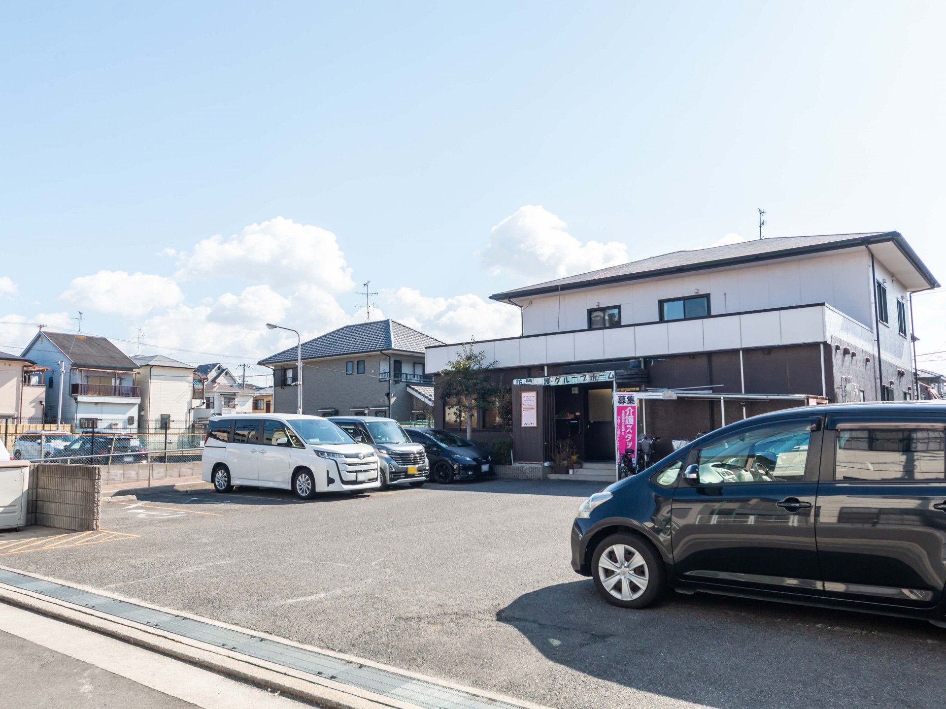 駐車場のある建物外観