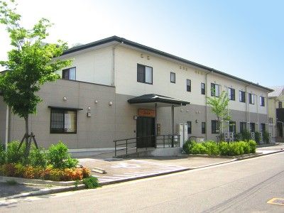明るい外観の建物正面