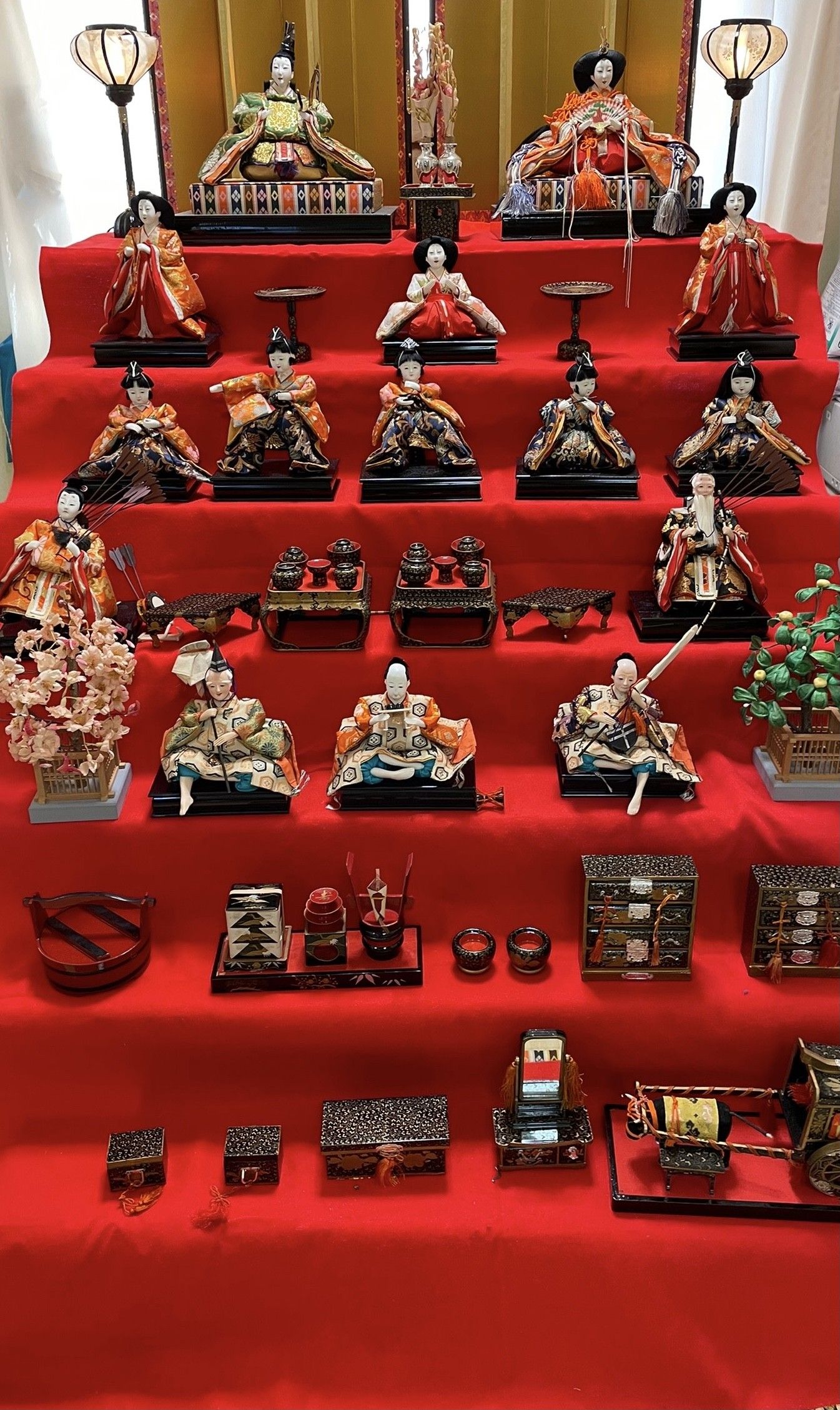 伝統的な雛人形の展示