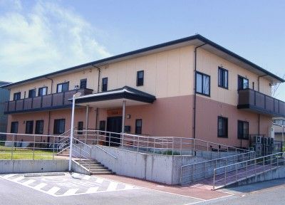 明るい外観の建物