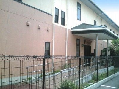 明るい外観の施設入口