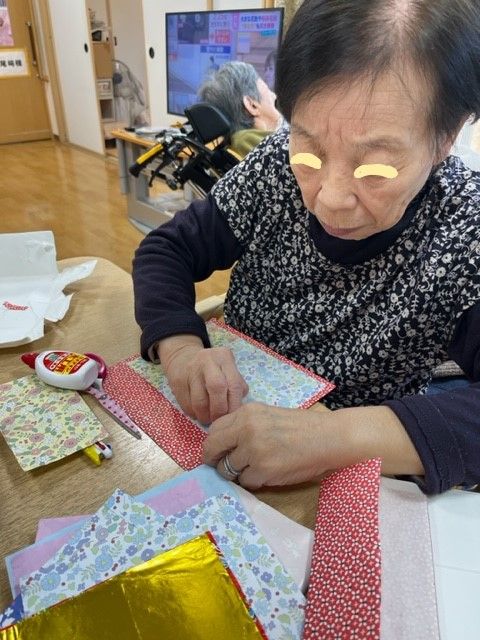 手作業を楽しむ高齢者の様子
