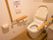 トイレには洋式便器が設置されている。便器横には可動式の手すり、壁側には固定された手すりと呼び出しボタンがある。