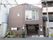 施設は2階建てで、茶色い外観である。レンガで囲まれた植え込みには草花が育っている。扉の近くにはベンチが置かれている。