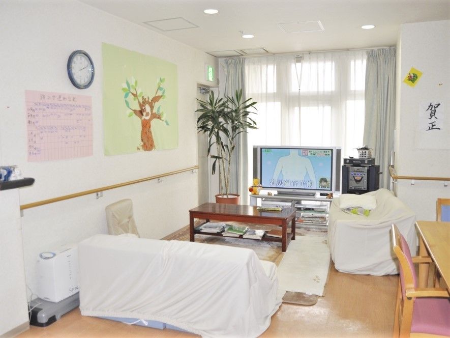 ソファやテレビ、その他の生活調度品があるリビングスペース。施設内のリラックススペースの様子