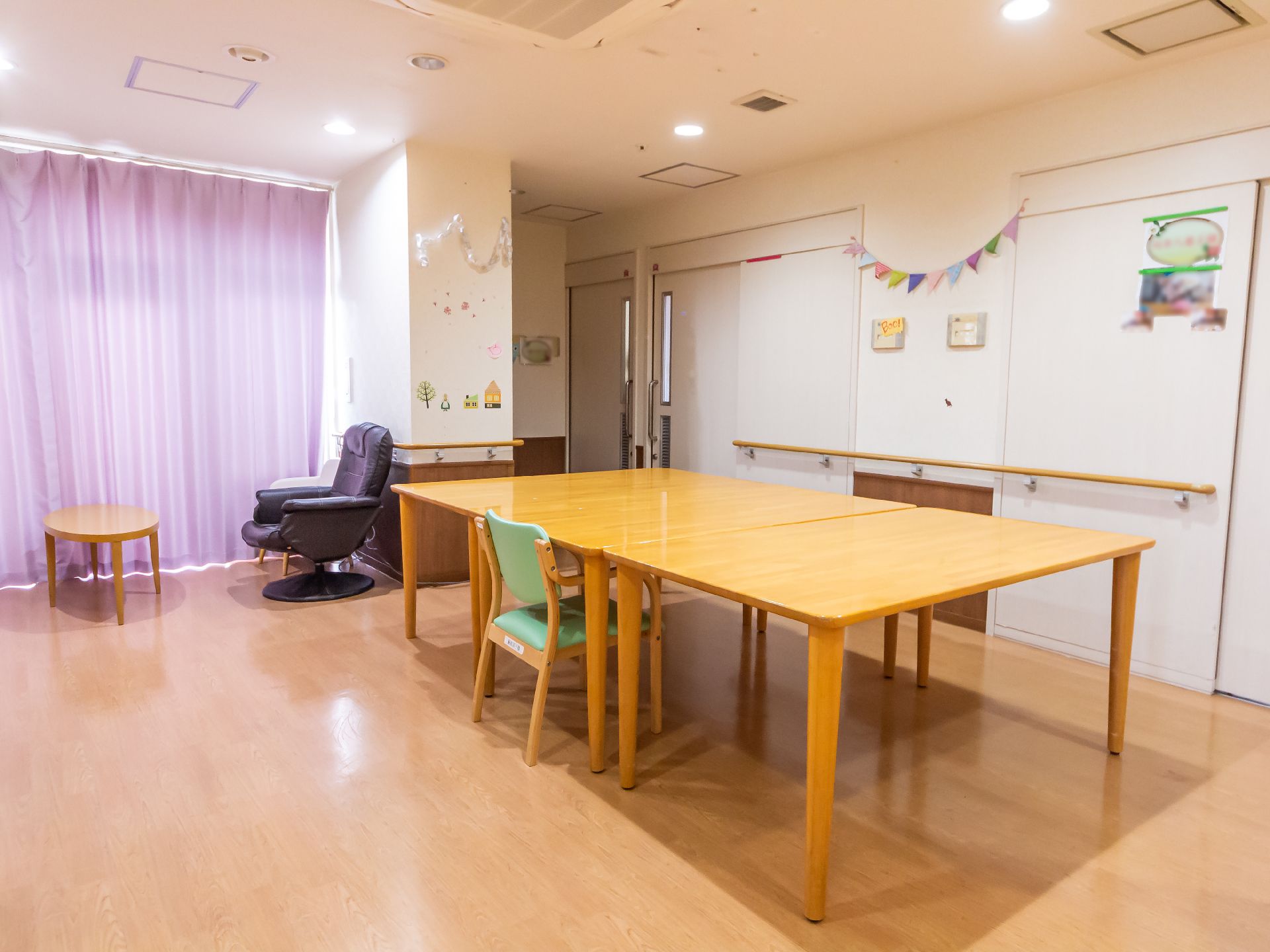 椅子やテーブルが置かれ、入居者が自由に行動できる場である共有スペース