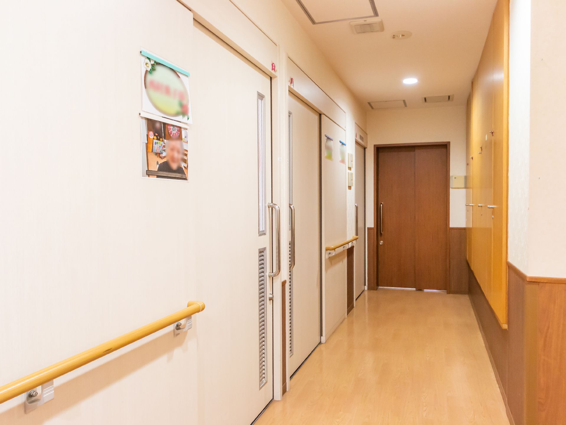 手すりが取り付けられ、段差が解消されている廊下