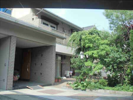 緑あふれる施設外観