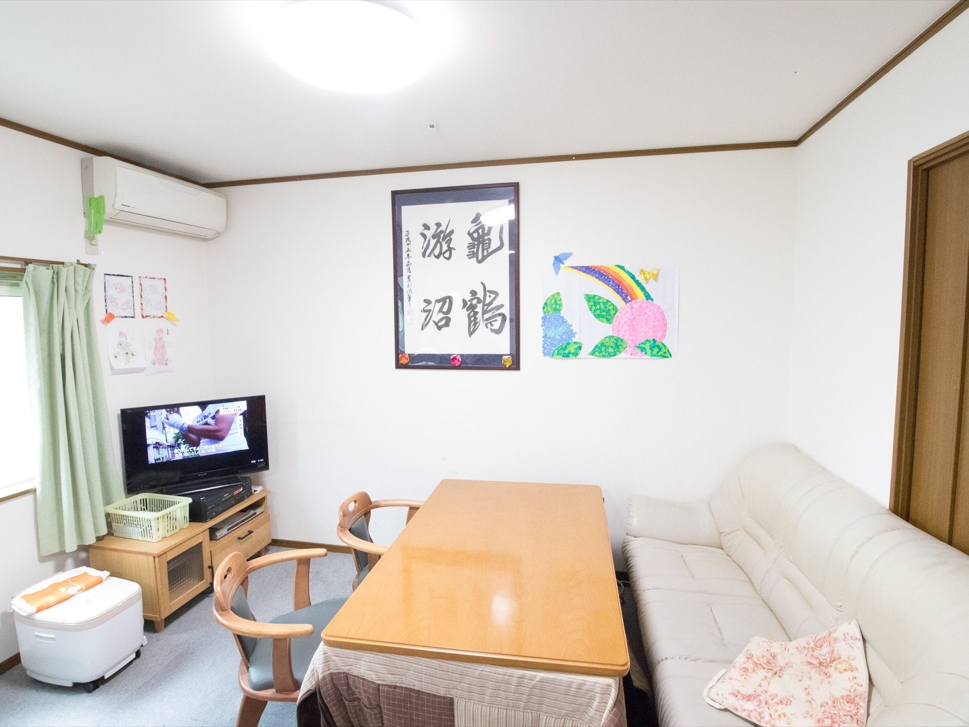 ふたりで談笑しているスタッフと高齢者。話を聞いている様子が分かる写真