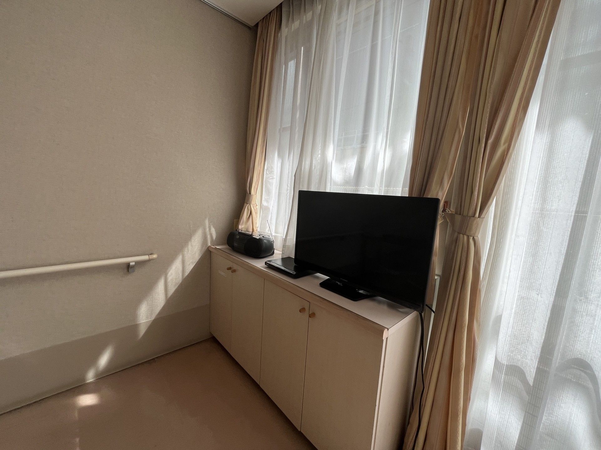 日差しが差し込む窓辺