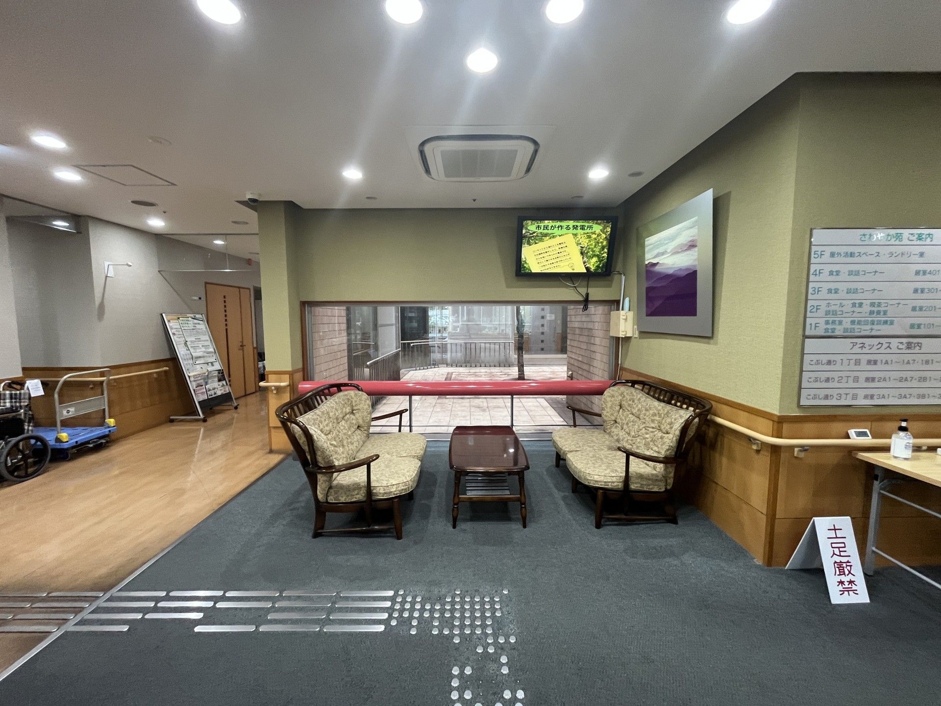 落ち着いた待合スペース