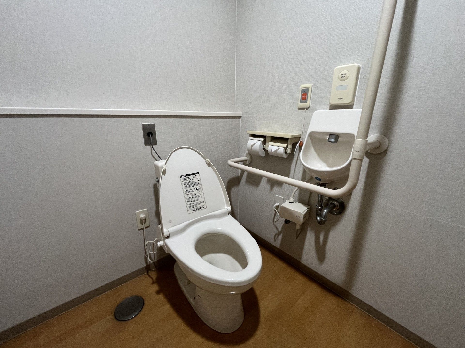 手すり付きのトイレ