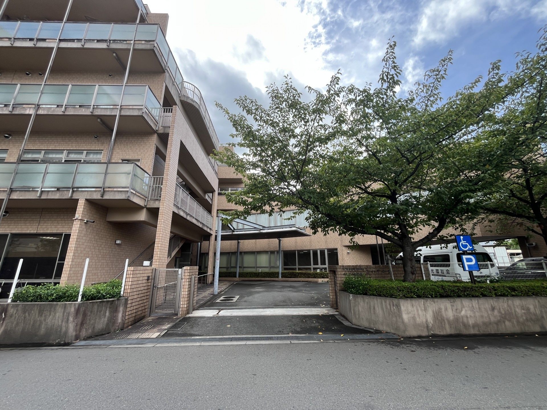 緑豊かな建物の外観