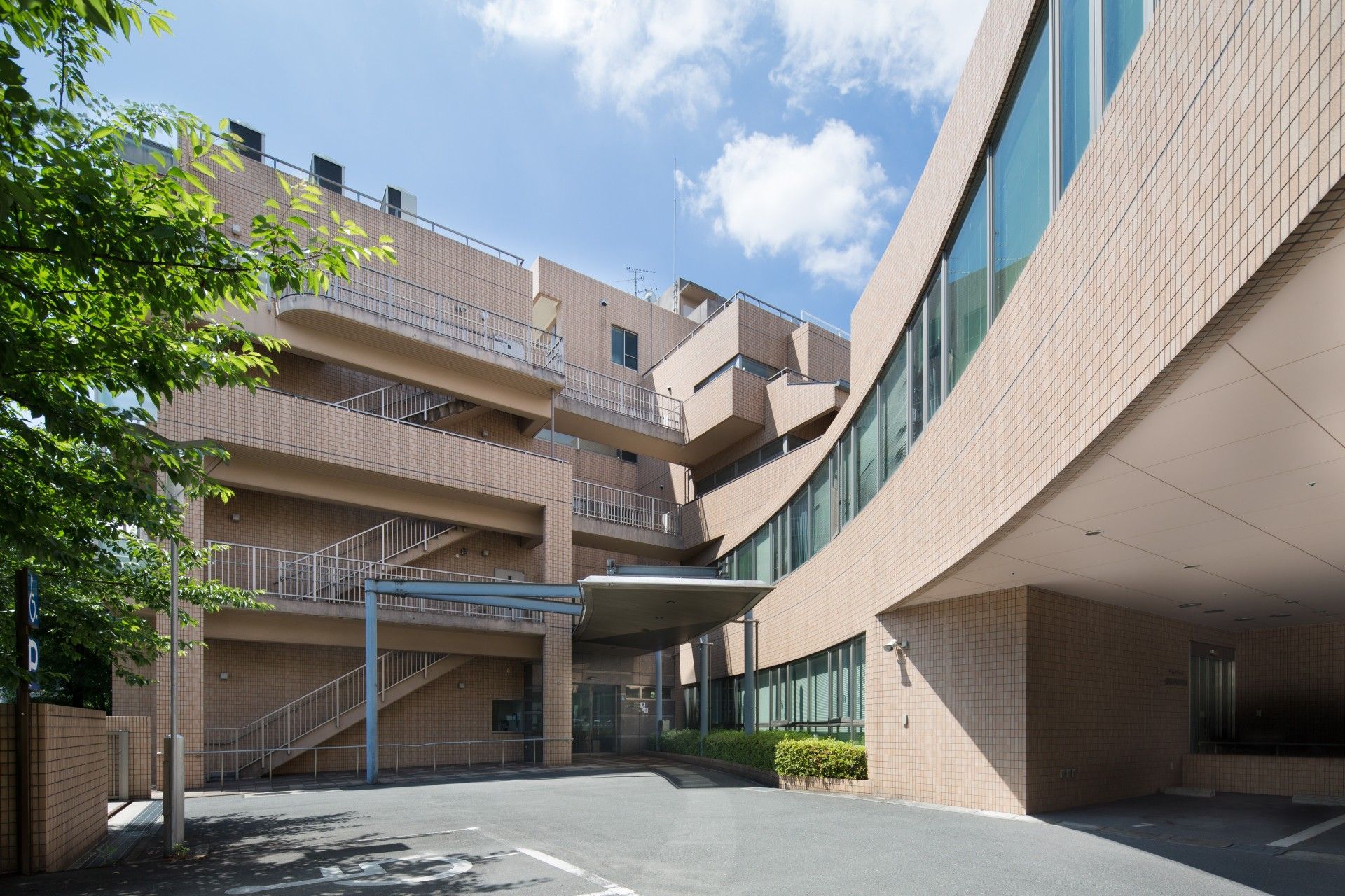 曲線が美しい建物の外観