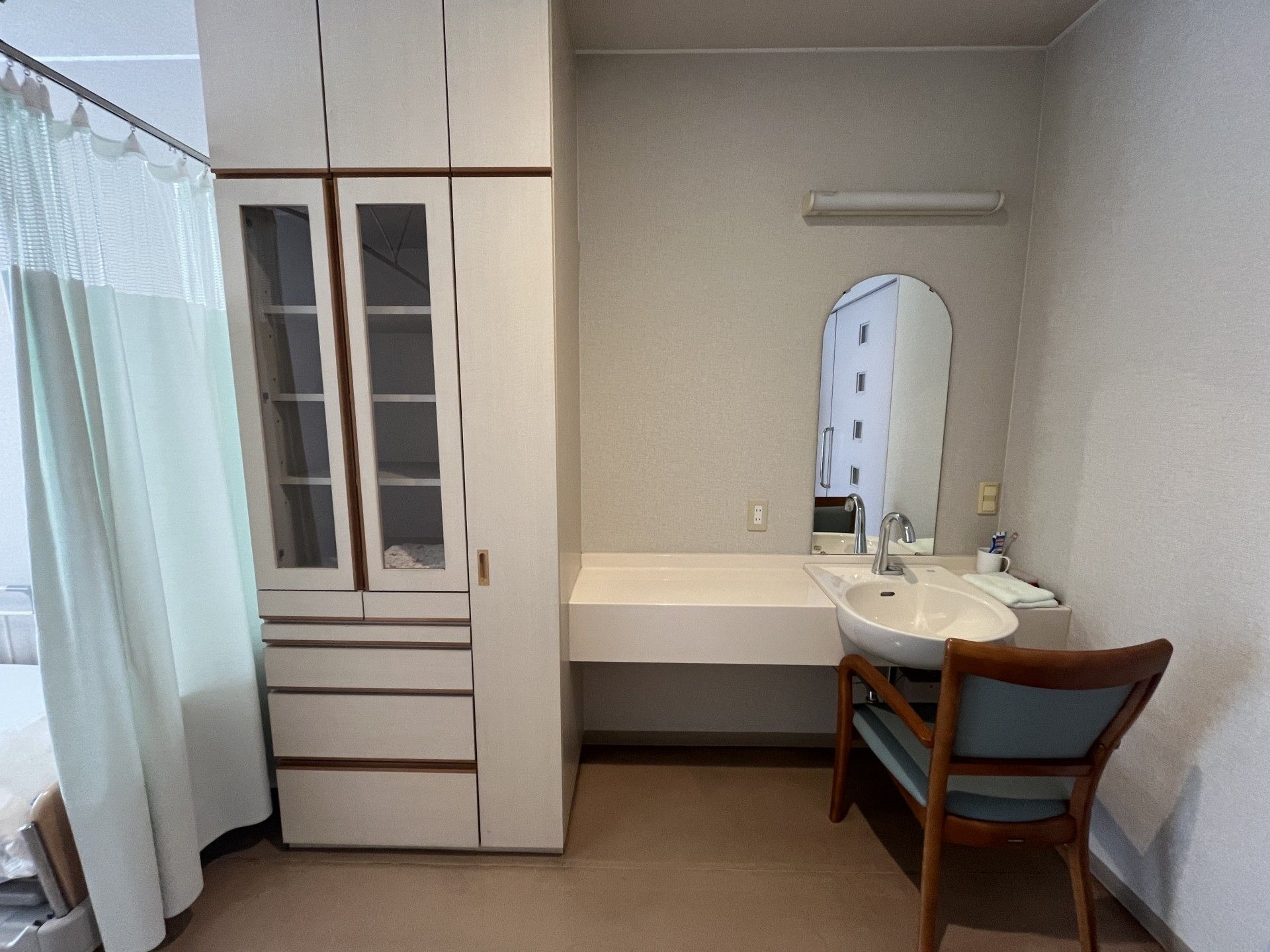 洗面台と収納のある部屋