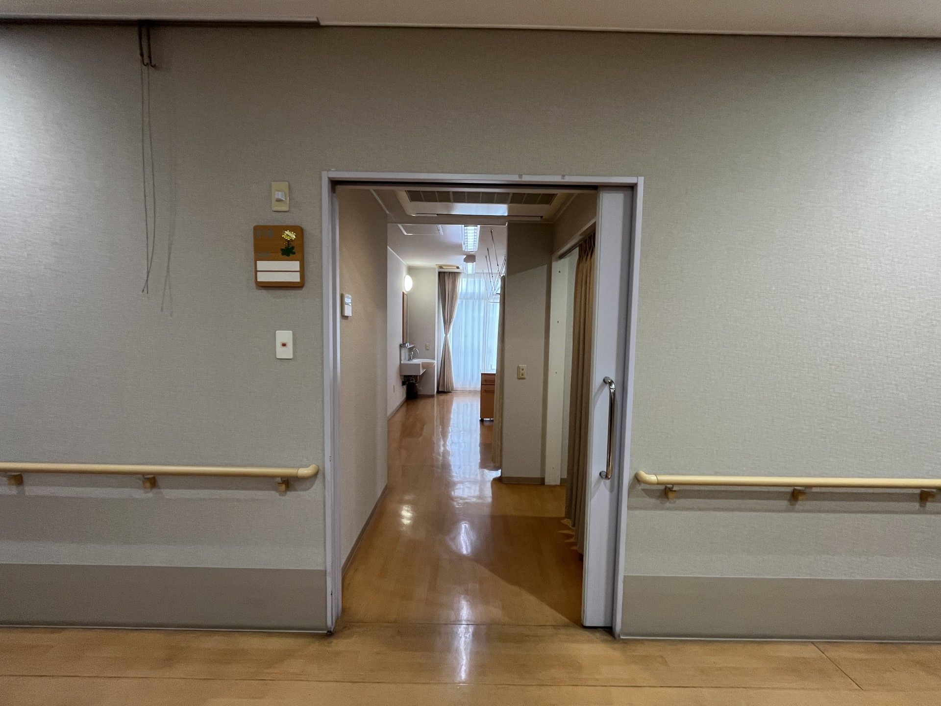 廊下から見た居室